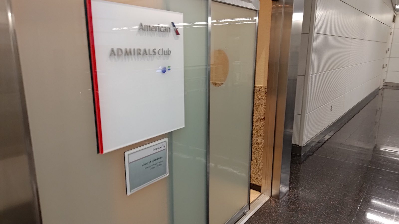 American Airlines Lounge at DCA (C Gates) is a Sad Little Lounge Fly